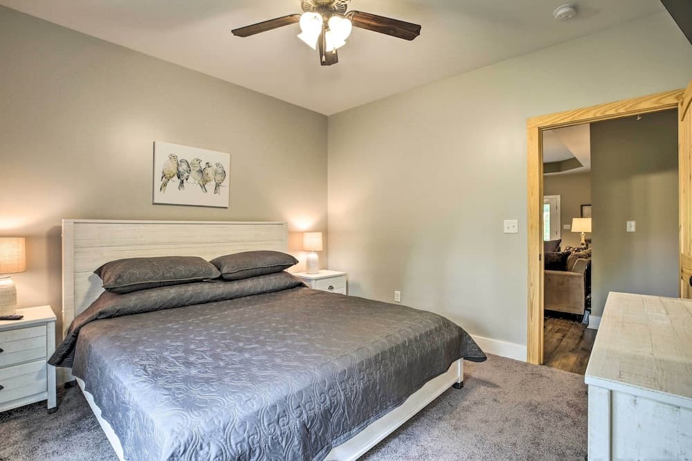 Tallassee Creekside Cabin w/ Forest Views!