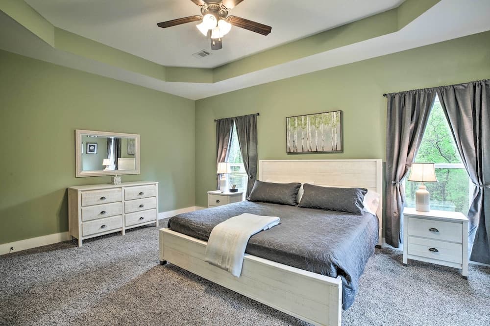 Tallassee Creekside Cabin w/ Forest Views!