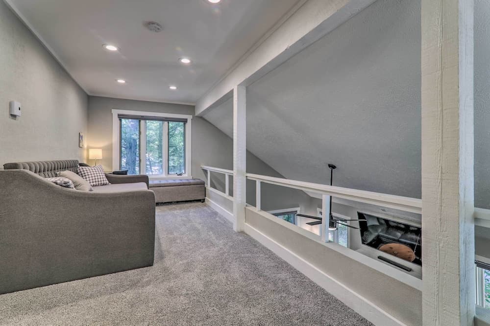 6 Mi to Lake Harmony: Quiet Getaway w/ Deck!