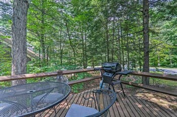 6 Mi to Lake Harmony: Quiet Getaway w/ Deck!