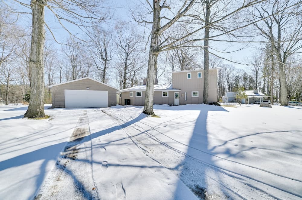Close to 3 Ski Areas: Michigan Family Retreat!