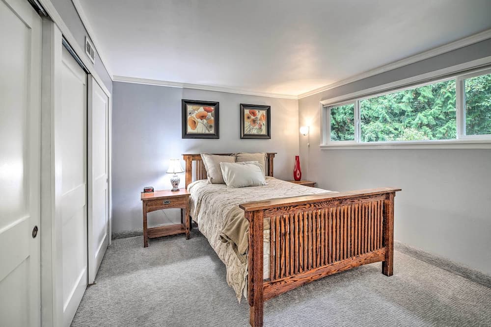 Spacious Kent Getaway w/ Yard, Deck + Grill!