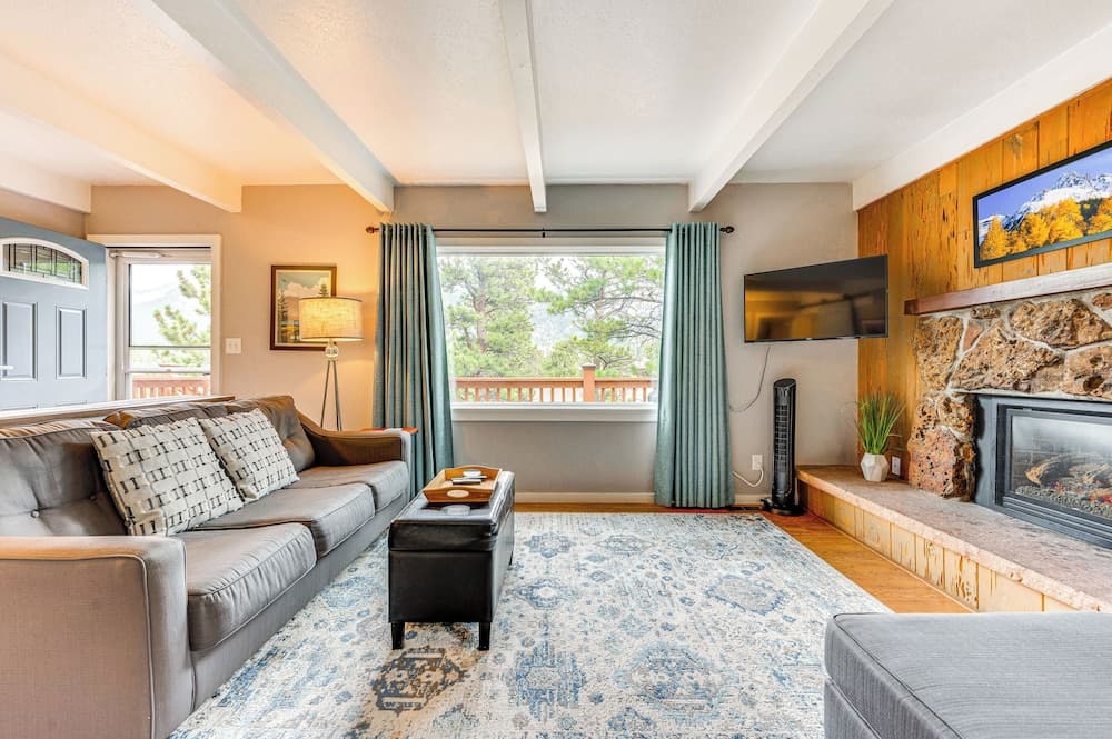 Estes Park Condo w/ Deck & Views ~ 3 Miles to Rmnp