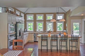 Gorgeous Wapato Point Lakehouse w/ Private Hot Tub