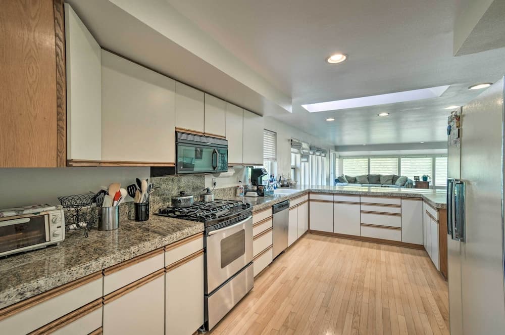 Spacious Family Home on Golf Course: Hike & Bike!