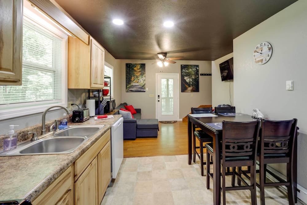 Cozy Whittier Cabin + Yard & Hot Tub, Pets Welcome