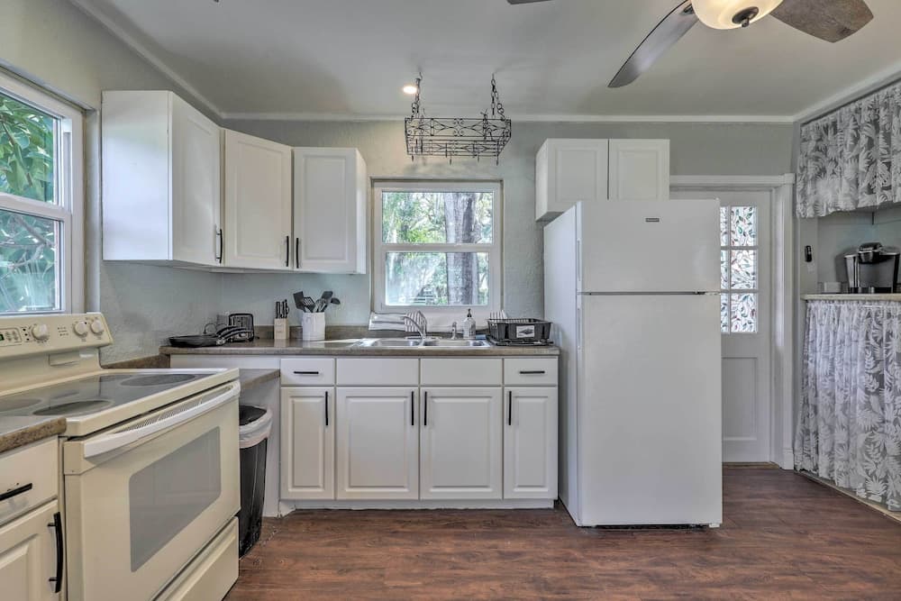 Cozy Crystal Beach Cottage: Walk to Shoreline