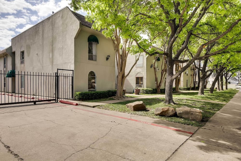 Dallas Condo w/ Pool Access - Walk to Knox Street!