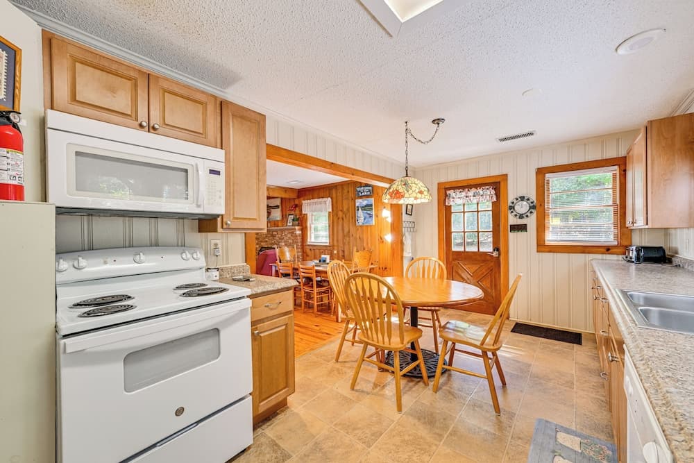 Private Dock & Beach! Lake Norman Cottage Hideaway