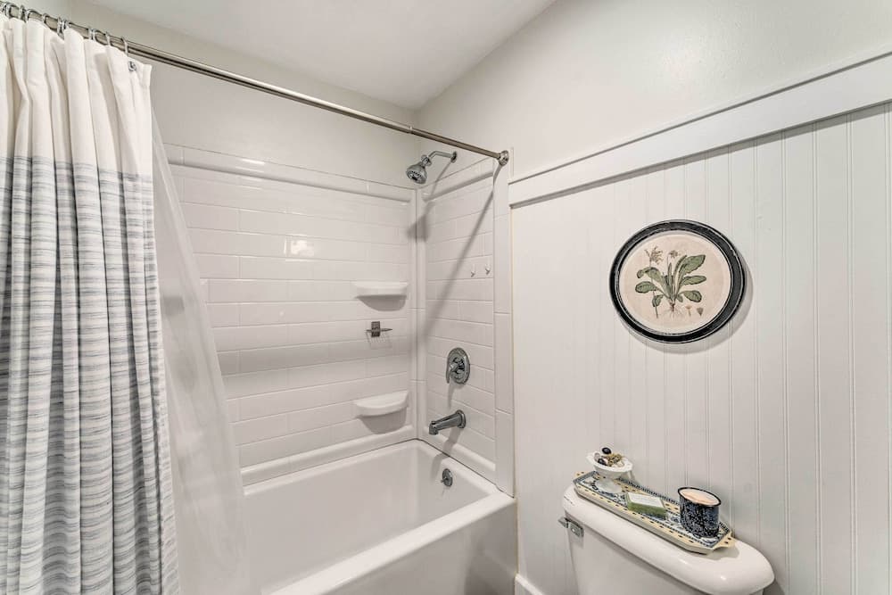 Airy Cottage Close to Rock Lake w/ Fire Pit!