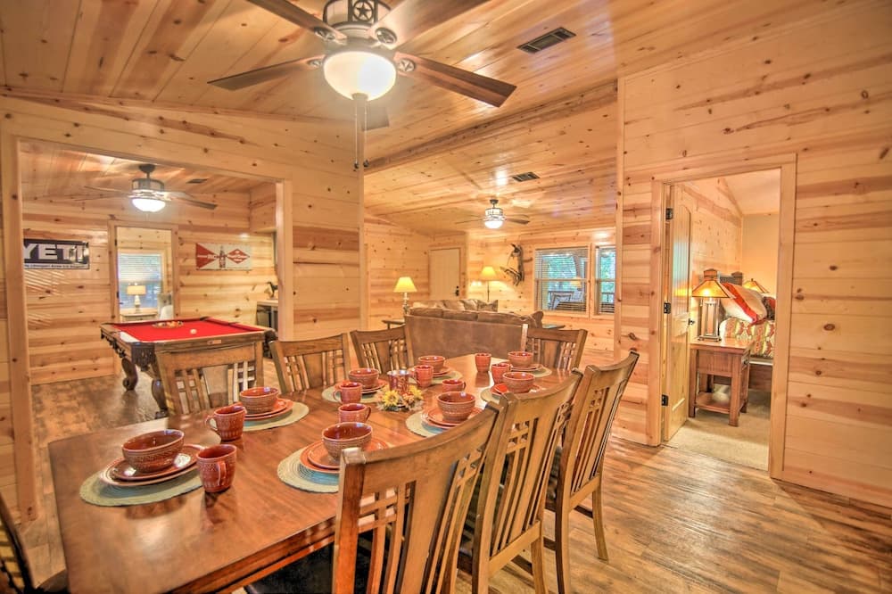 Broken Bow Oasis: Hot Tub, Fire Pit & Patio