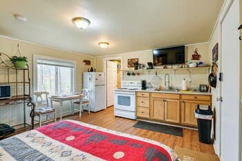 Whittier Vacation Rental Cabin in Tranquil Setting