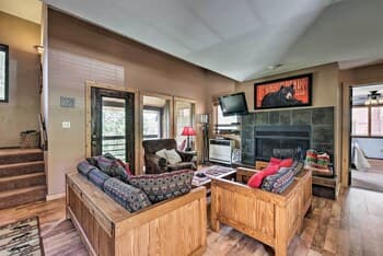 Spacious Rustic Condo W/deck, Short Walk to Slopes