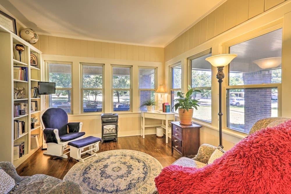 Walk to Midwestern State: Wichita Falls Cottage!