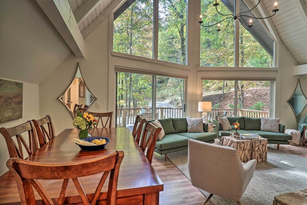 1 Mi to Town: Chalet-style Highlands Retreat