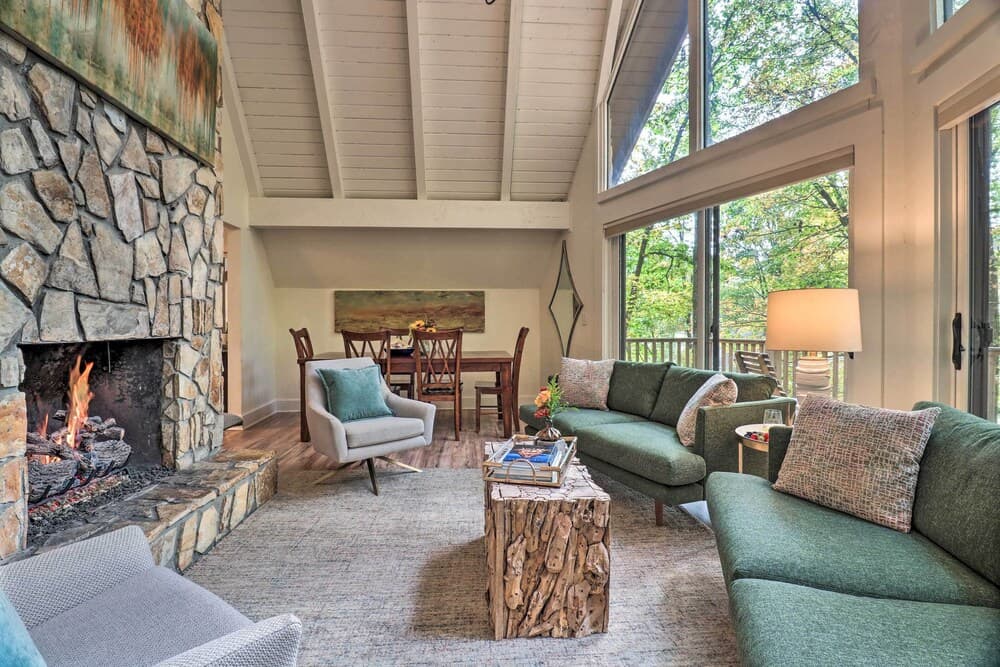 1 Mi to Town: Chalet-style Highlands Retreat