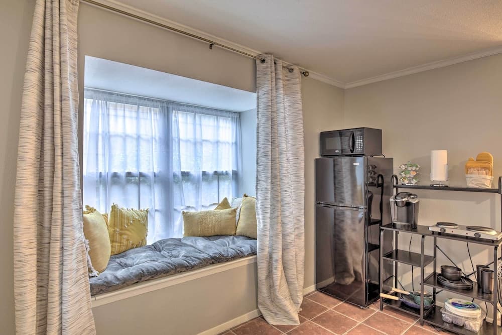 ~ 10 Mi to Downtown: Quiet Dallas Studio