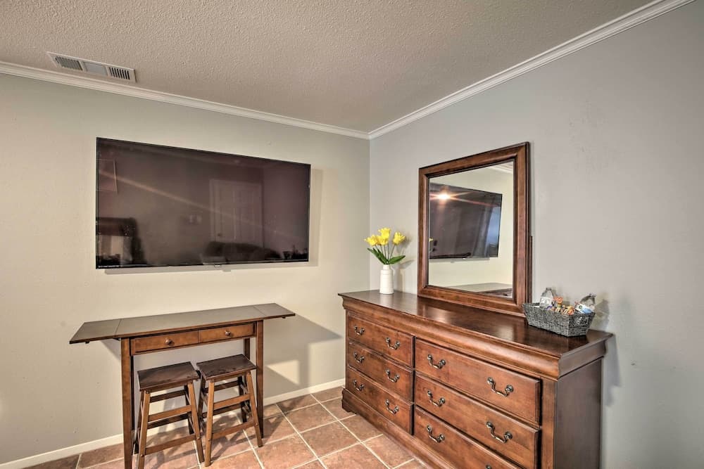 ~ 10 Mi to Downtown: Quiet Dallas Studio