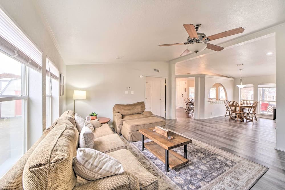 Eufaula Escape w/ Deck - Steps to Lake!