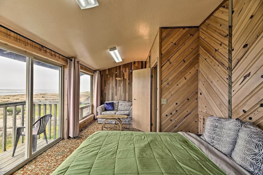 Sanderling Sea Cottages, Unit 3 w/ Private Balcony