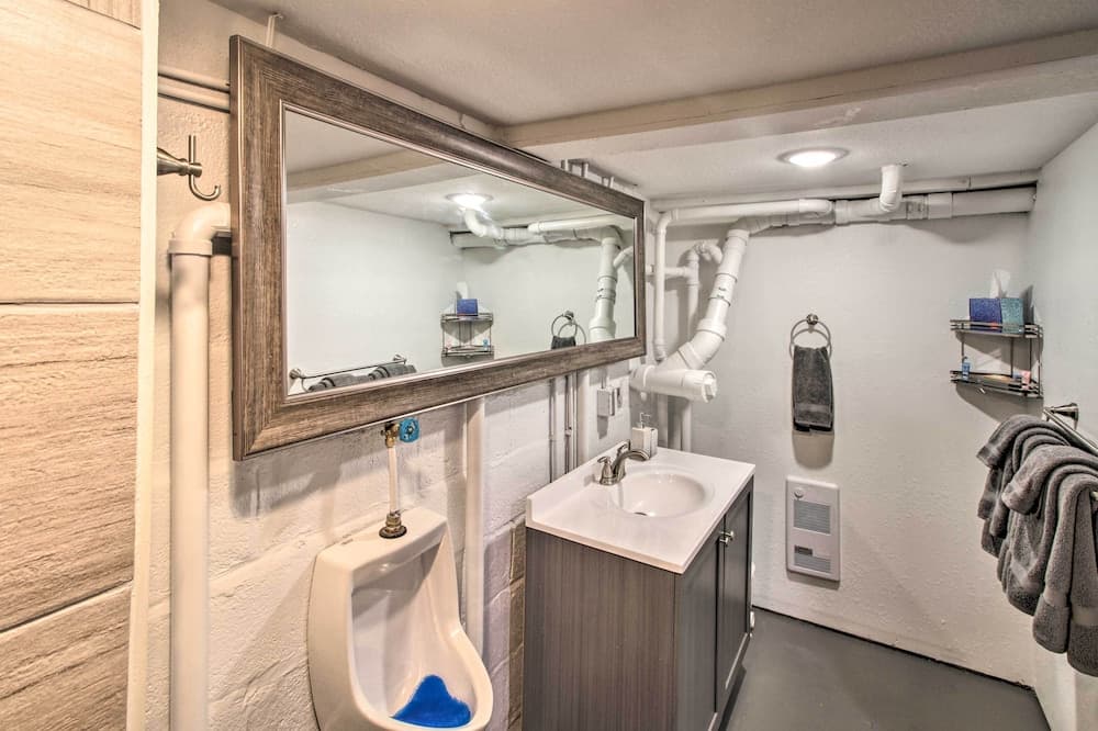 Cozy Getaway: 5 Miles to Duluth & Lake Superior!