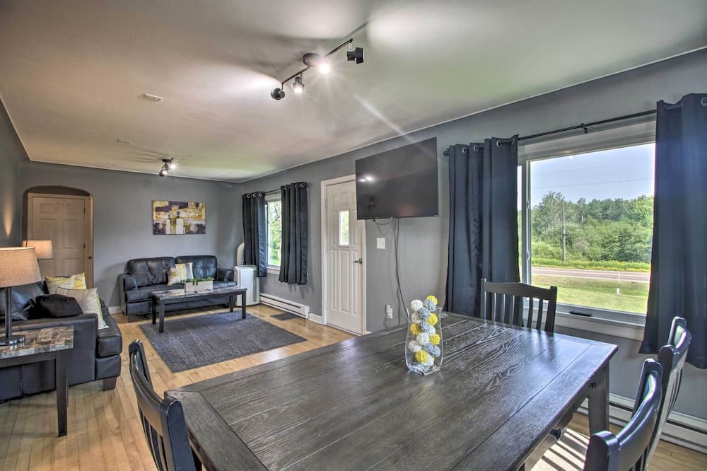 Cozy Getaway: 5 Miles to Duluth & Lake Superior!