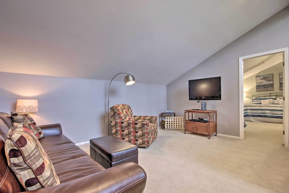 2 Mi to Margaritaville Resort: Lake-view Retreat!