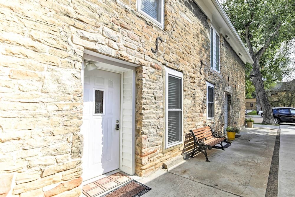 Charming Historic Condo - Walk to Downtown & UW