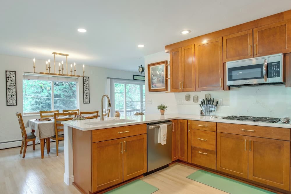 Modern Creekside Home: 9 Mi to Downtown Denver