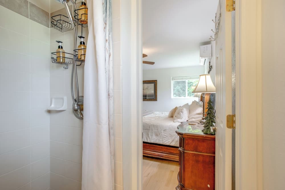 Modern Creekside Home: 9 Mi to Downtown Denver