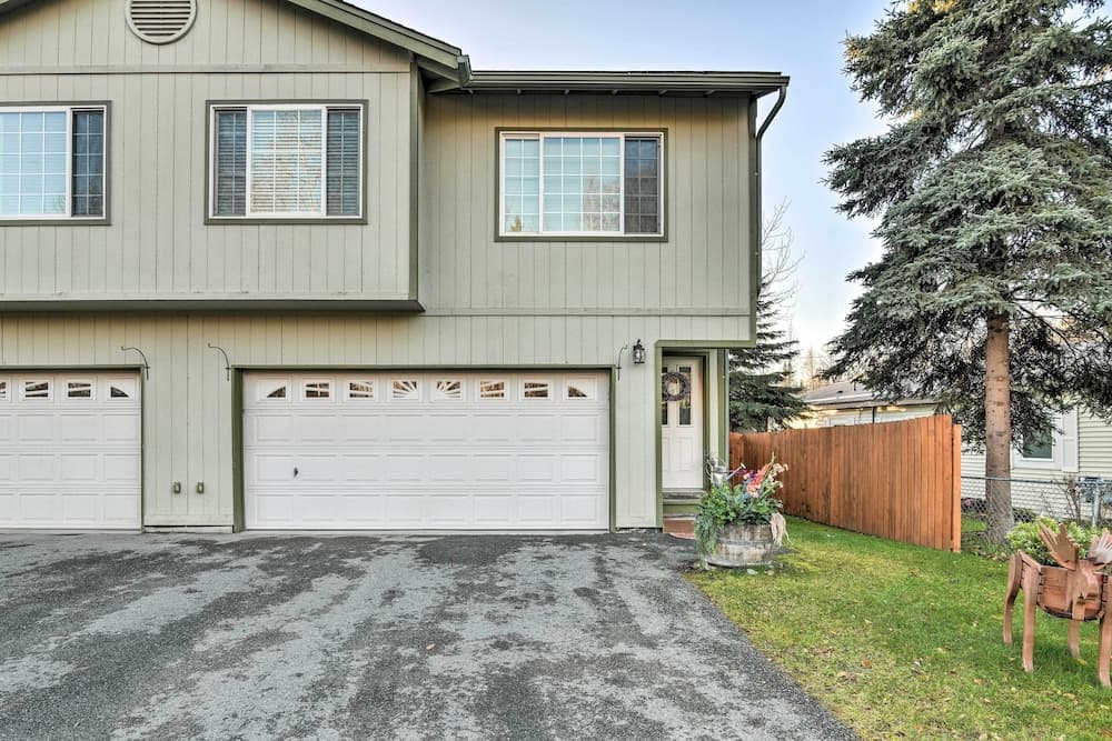 Stunning Anchorage Townhome ~ 5 Mi to Dtwn!