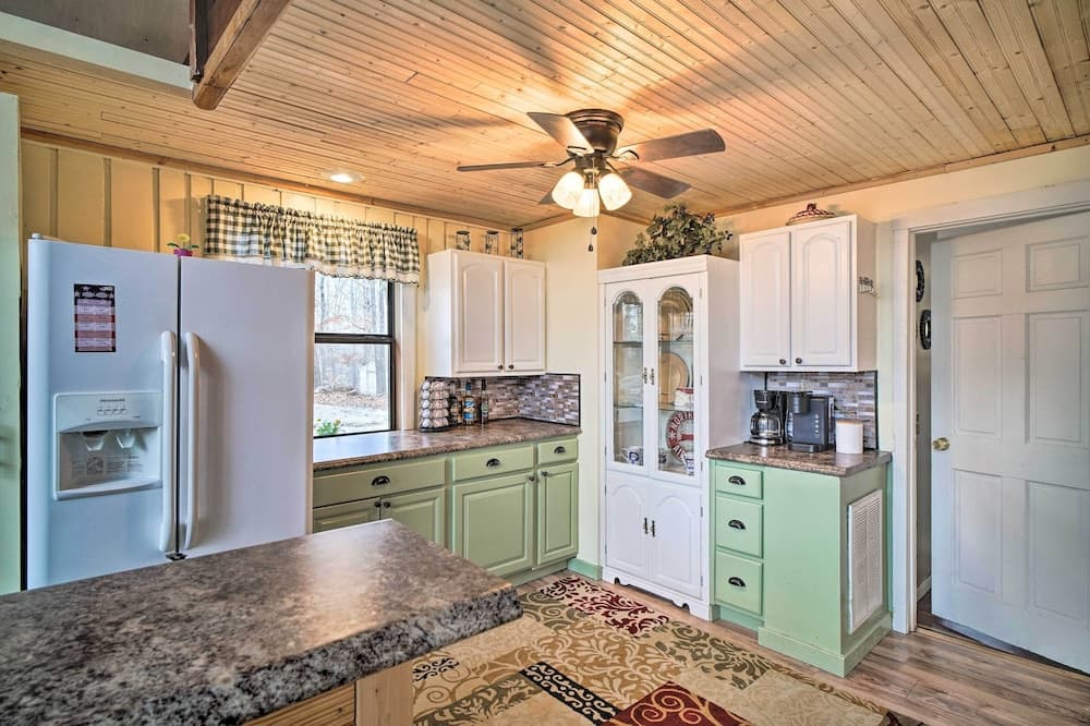 Douglas Lake Cabin w/ Mountain-view Deck & Grill