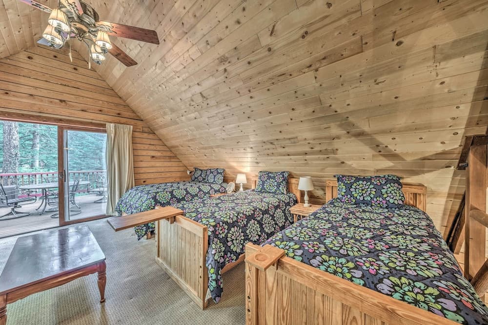 Tree-lined 'polly's Perch' w/ Mountain Views!