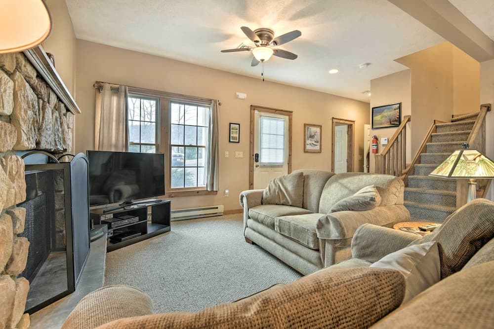 Tannersville Cozy Home w/ Deck, 1 Mi to Camelback!