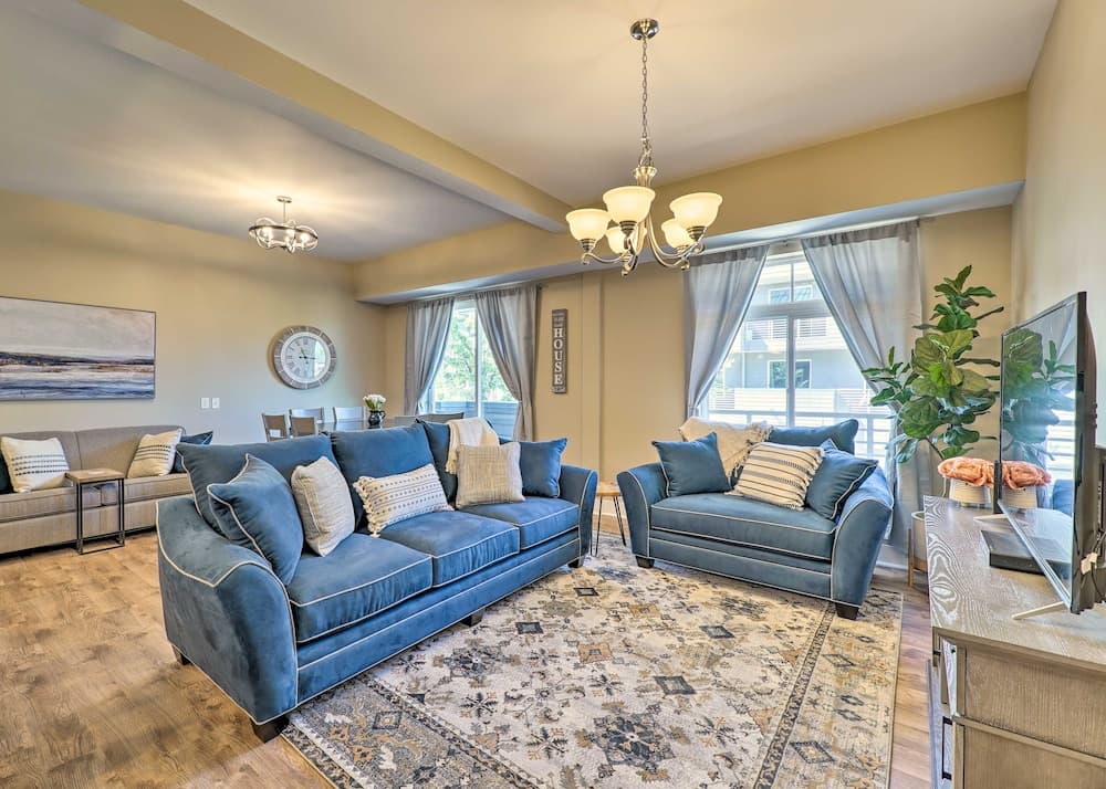 Grand Haven Condo - Walk to Nearby Hot Spots!