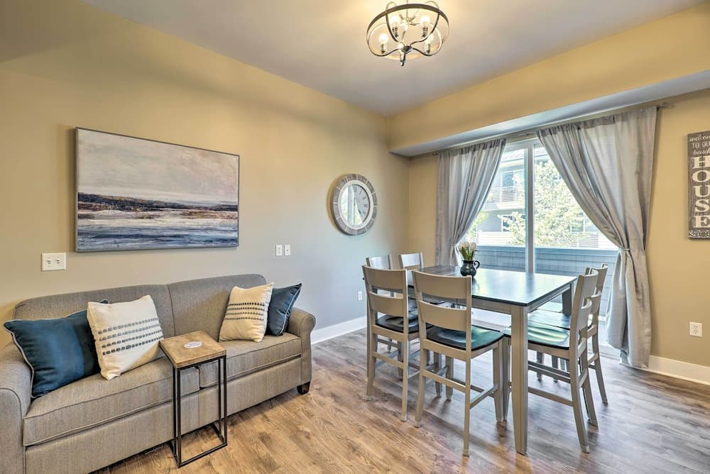 Grand Haven Condo - Walk to Nearby Hot Spots!