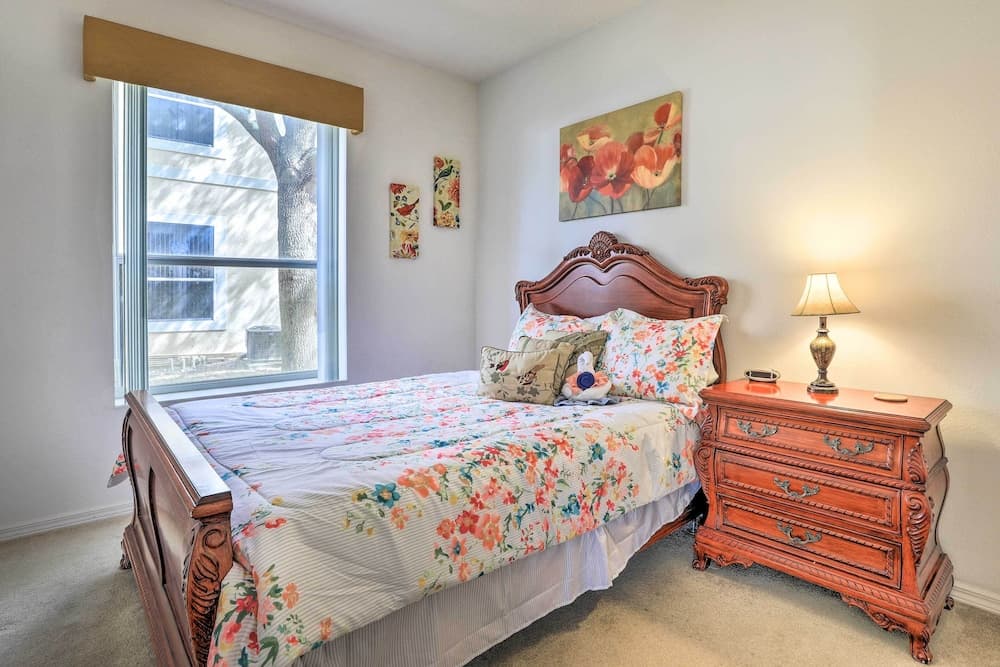 Kissimmee Condo w/ Resort Perks - 5 Mi to Disney!