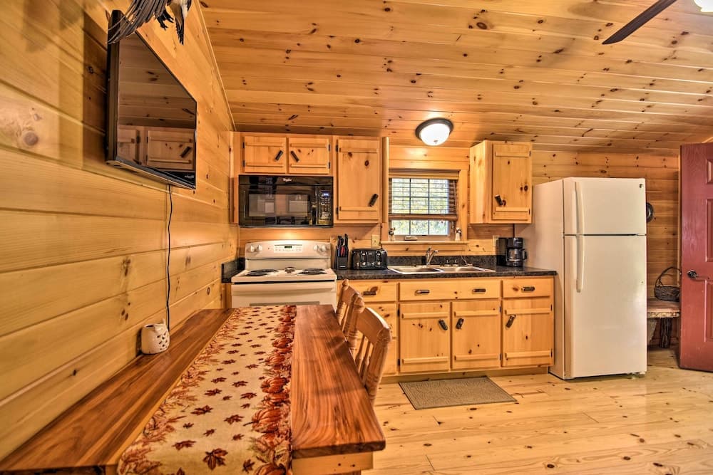 Hooah Cabin Retreat w/ Grill & Step-free Access