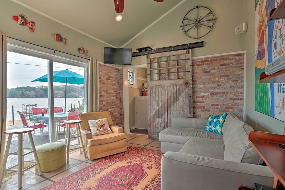 Lakeside Pleasure Island Cabin w/ Deck & Gas Grill