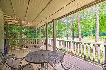 Cozy Sapphire Condo: Ski & Explore Waterfalls!