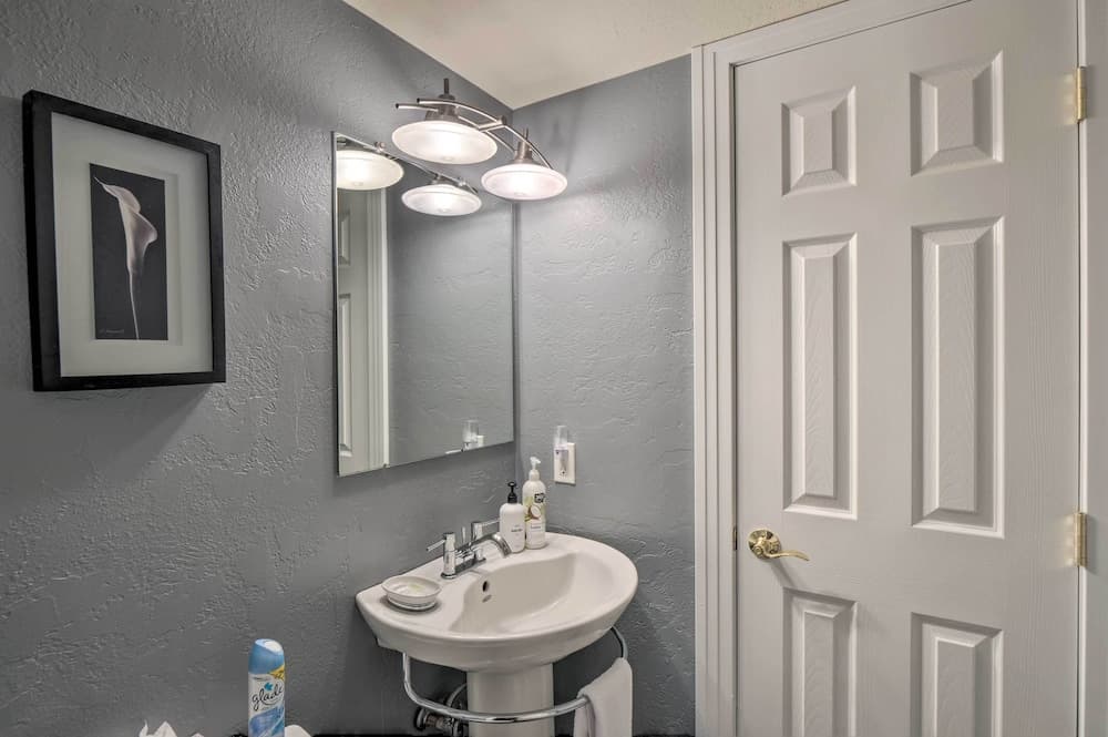 Deck + Spa Access: Modern Breckenridge Condo!