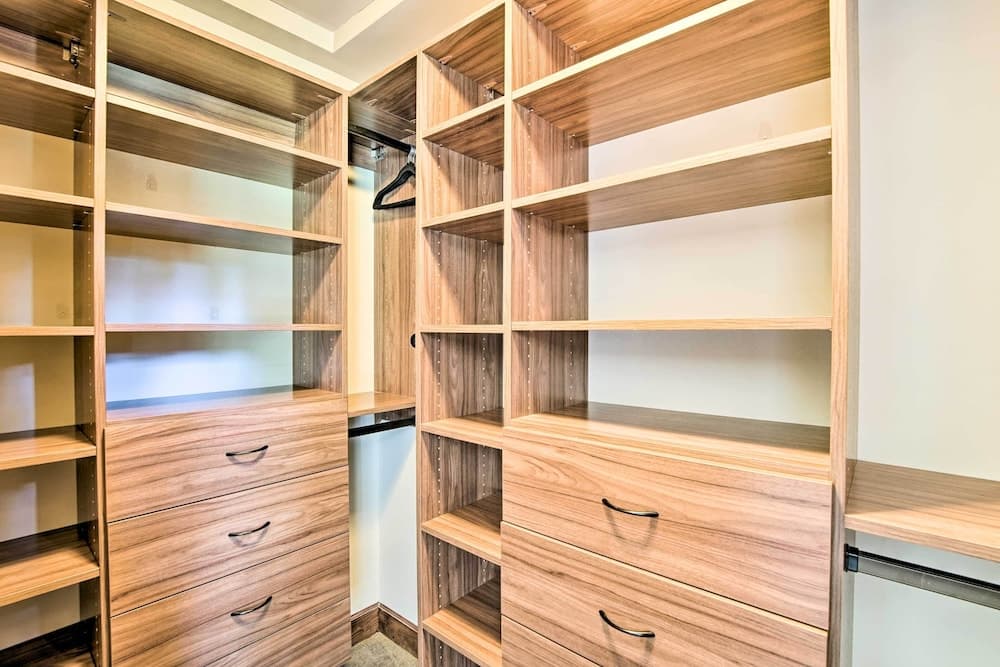 Modern Alpine Home on Prospector Golf Course!