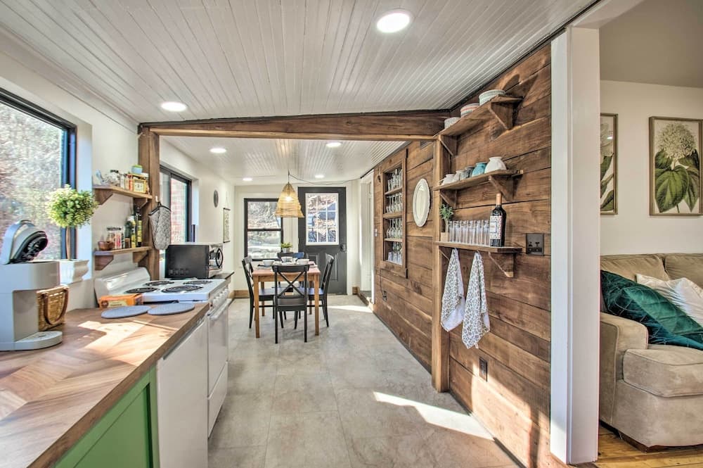 Stoney Creek Cottage: Waterfront Hot Tub, Fire Pit