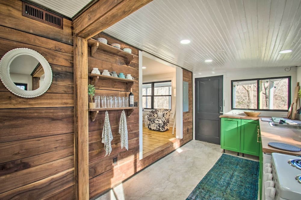 Stoney Creek Cottage: Waterfront Hot Tub, Fire Pit