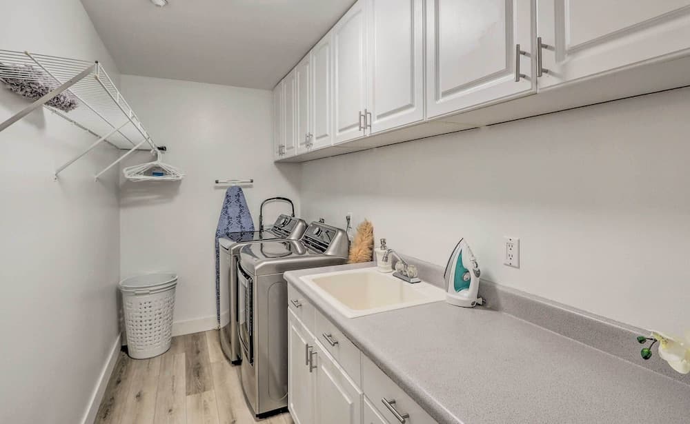 Spacious Kent Home: Great for Large Families!