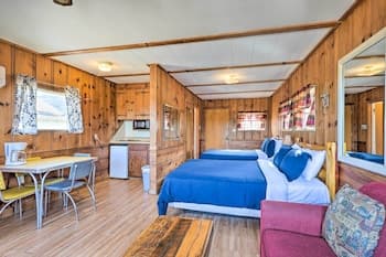 Pet-friendly Eureka Springs Cabin Near Water