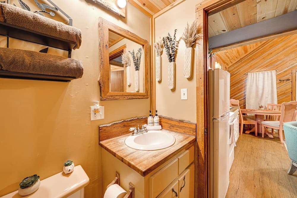 Rustic Cabin w/ Hot Tub Near Broken Bow Lake!