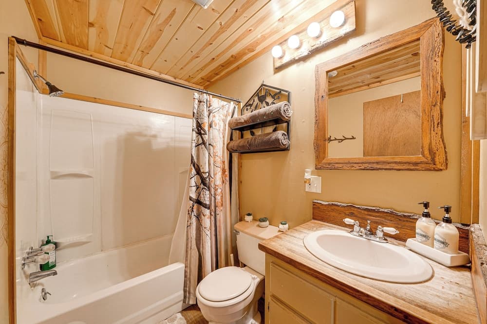 Rustic Cabin w/ Hot Tub Near Broken Bow Lake!