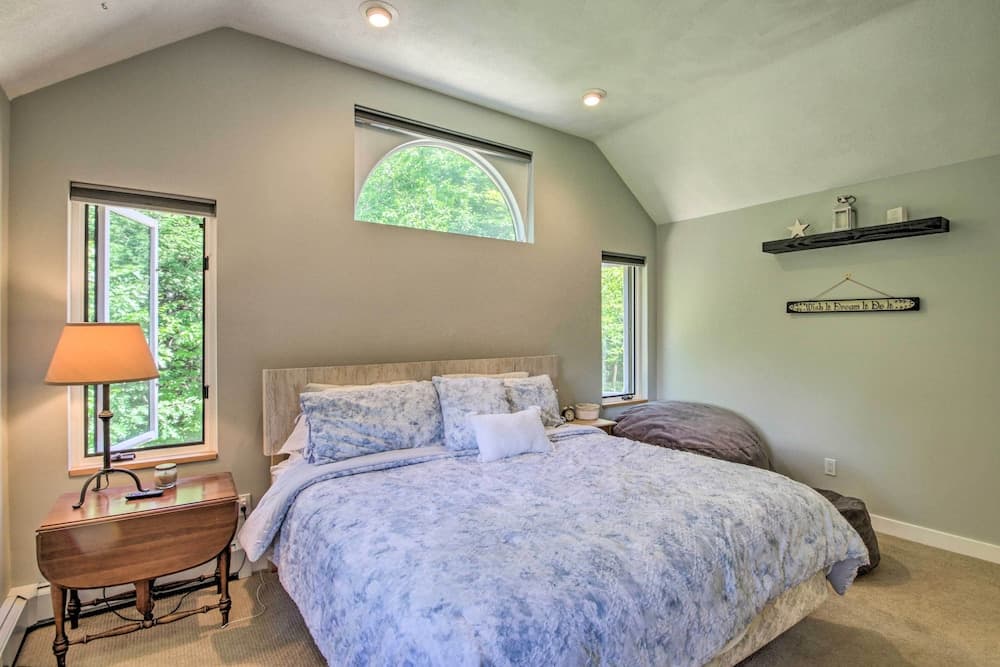 Bartlett Condo w/ Mtn-view Deck < 1 Mi to Skiing!