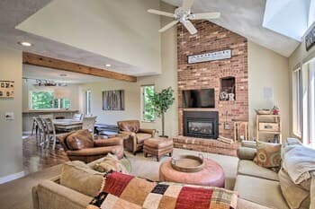 Bartlett Condo w/ Mtn View Deck < 1 Mi to Skiing!